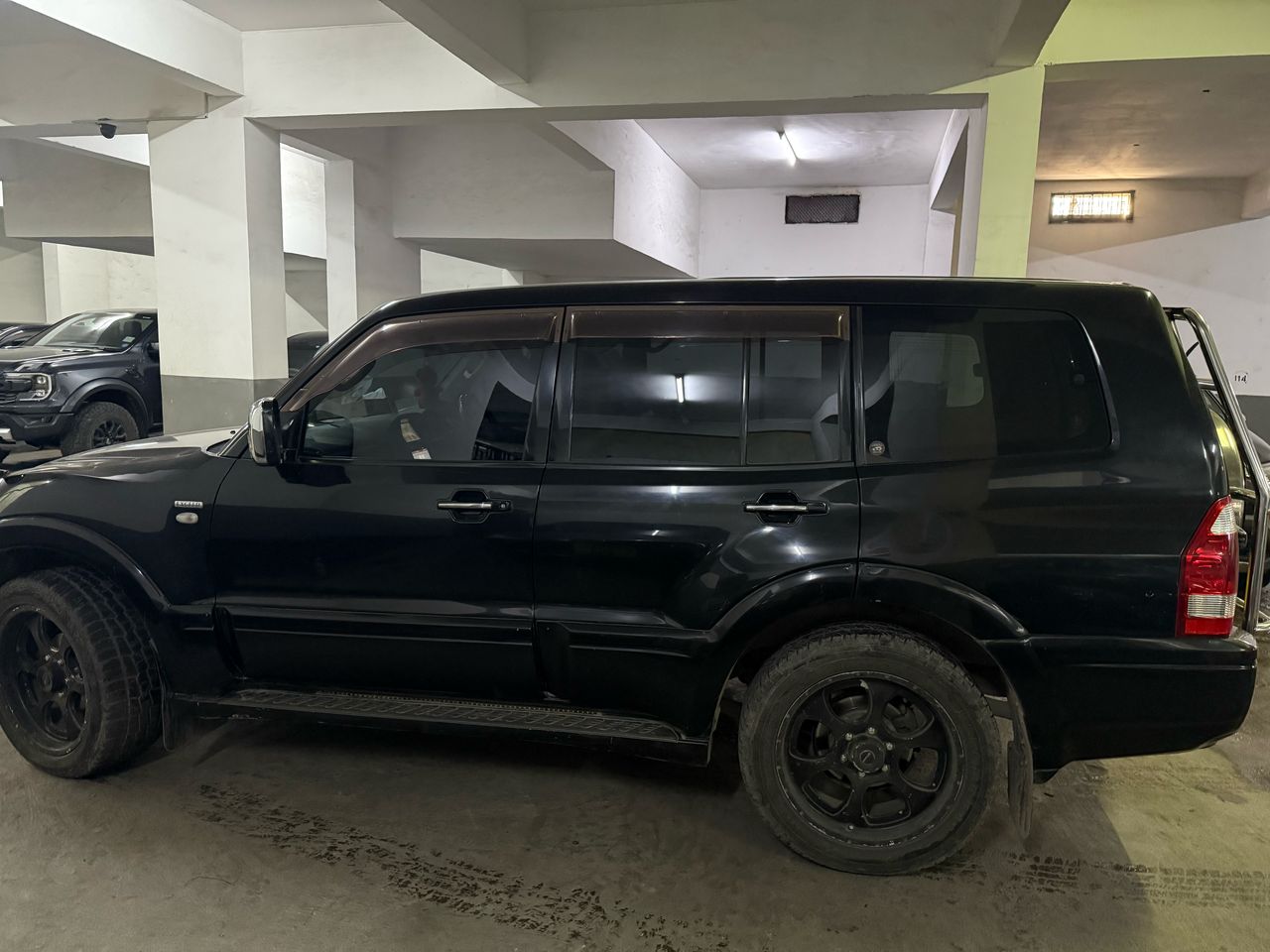 Mistubishi Pajero - Image 2